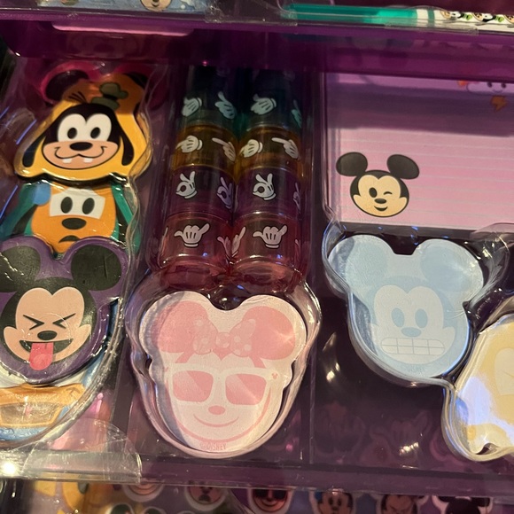 Disney Bundle 2 art sets one 3 tier art set 1 Minnie Mouse art set& sunglas bund - Picture 7 of 15